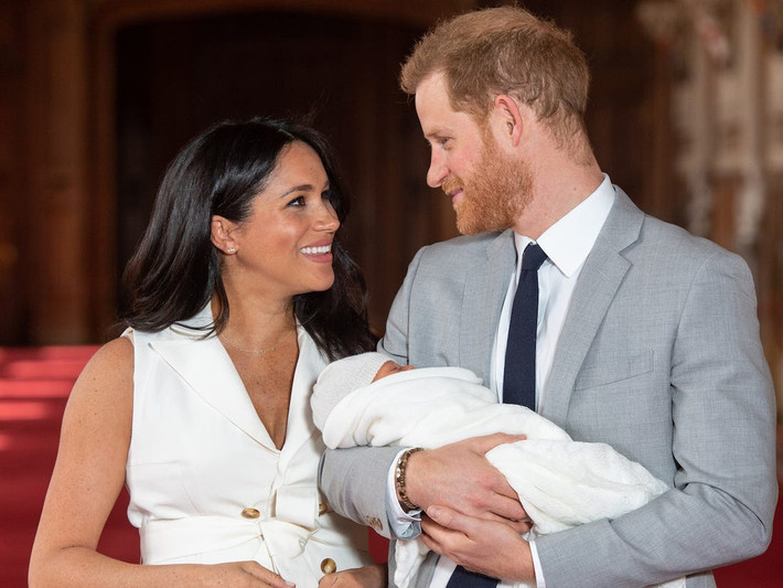 Năm 2018, Hoàng tử Harry "chia tay đời độc thân" khi kết hôn với nữ diễn viên Meghan Markle. Cặp đôi chào đón cậu con trai đầu lòng, bé Archie, vào tháng 5/2019.