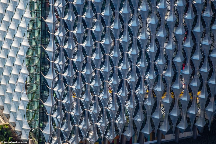 Tòa nhà Đại sứ quán Mỹ trên bờ sông Thames. Đây là tòa Đại sứ quán Mỹ lớn nhất ở Tây Âu.