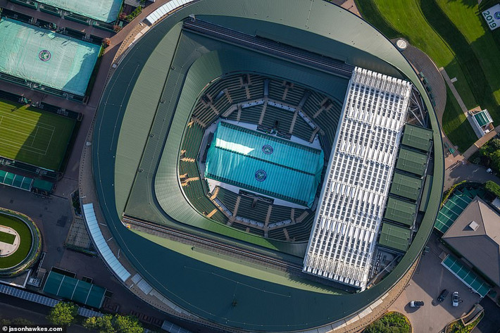 Centre Court ở Wimbledon, phía nam London, được coi là sân tennis nổi tiếng nhất thế giới.