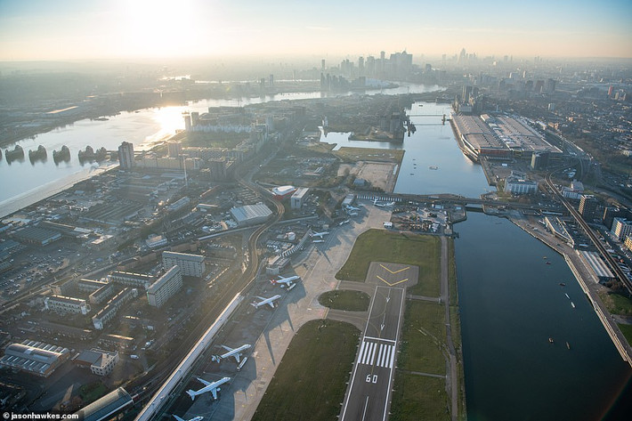 Sân bay London City có đường băng đơn dài khoảng 1,5 km.