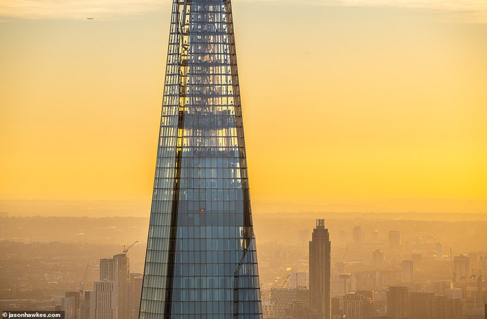 Tòa nhà chọc trời 95 tầng The Shard do kiến trúc sư người Italy Renzo Piano thiết kế, được mở cửa từ tháng 10/2013.