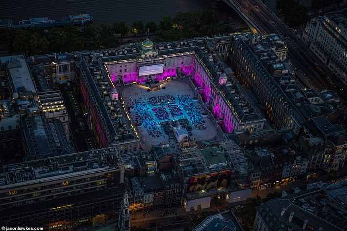 Mọi người tập trung tại trung tâm nghệ thuật Somerset House để theo dõi một màn trình diễn ngoài trời.