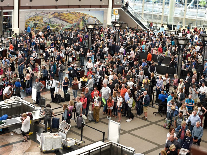 Trong số đón, hơn 6,7 triệu người sẽ di chuyển bằng máy bay.