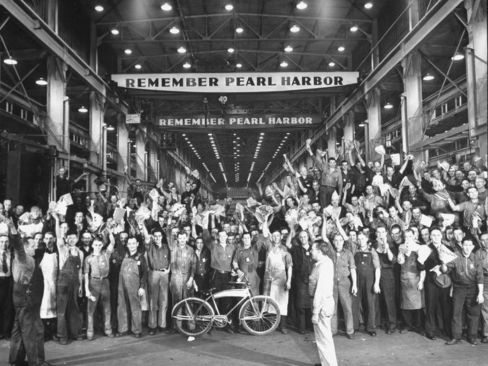 Truyền thống thả quả cầu khổng lồ tại Quảng trường Thời đại đón mừng năm mới bắt đầu từ năm 1907.