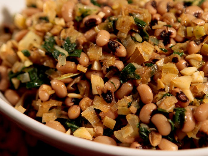 Nếu bạn muốn gặp may mắn, bạn nên ăn 365 hạt đậu trắng (đậu mắt đen).