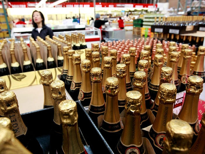 Theo Insider, hơn 360 ly rượu vang nổ được tiêu thụ vào ngày 31/12 ở Mỹ.