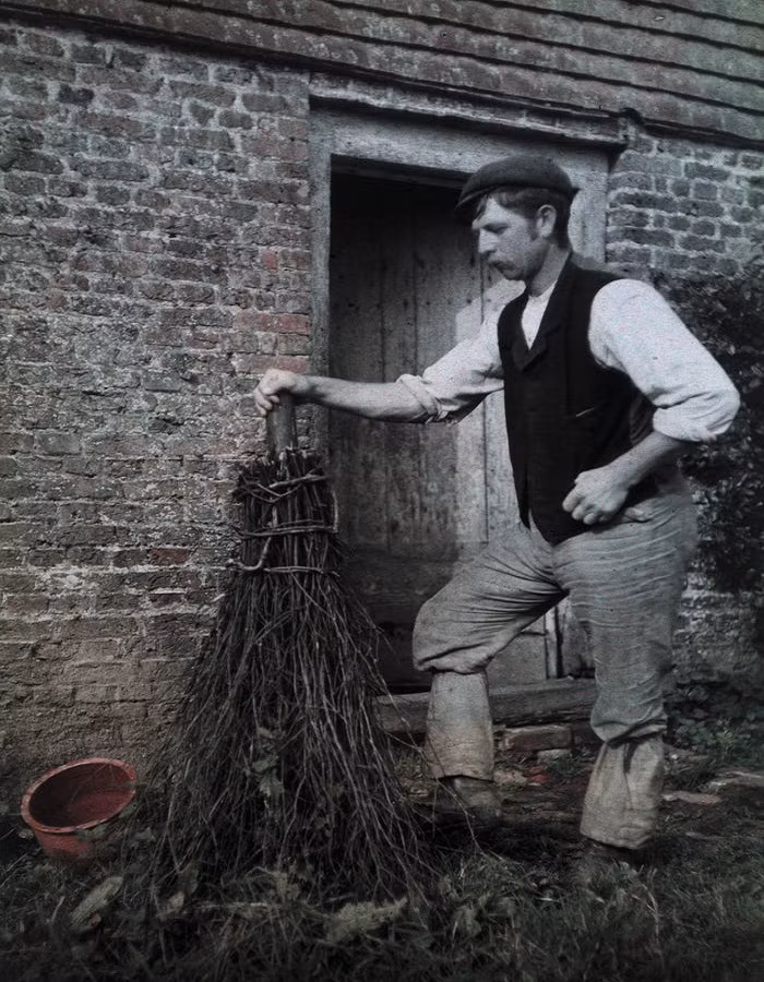 Một người đàn ông "tạo dáng" với cây chổi.