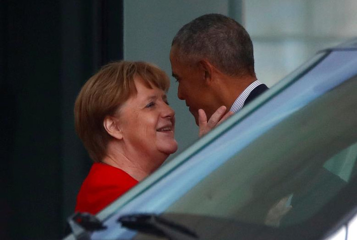 Ông Obama rời đi sau cuộc gặp với Thủ tướng Đức Angela Merkel tại Phủ Thủ tướng ở Berlin ngày 5/4/2019.