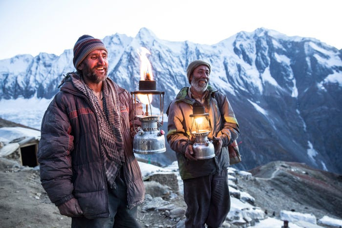 Theo Insider, những người khai thác đá quý sống trong những túp lều tạm bợ suốt 3 tháng.