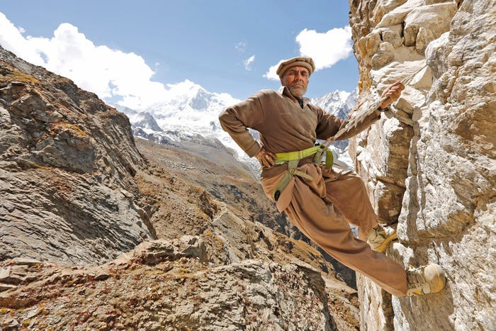 Tại dãy núi Karakorum của Pakistan, những người khai thác đá quý bất hợp pháp làm việc ở độ cao chót vót, bởi mỏ đá này nằm ở độ cao gần 5.000 mét so với mực nước biển.