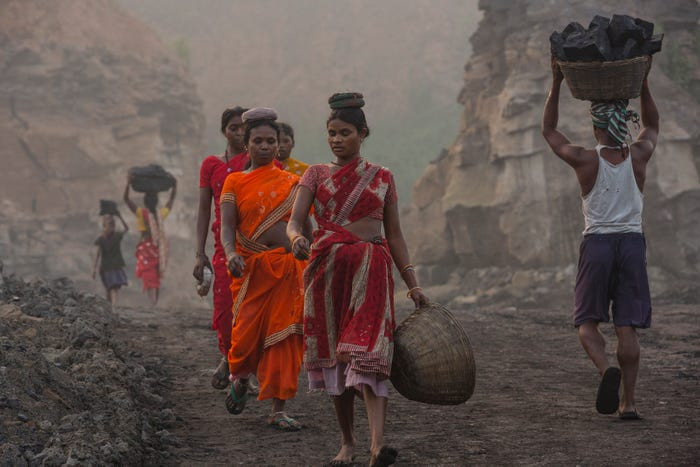 Các công nhân cố gắng lấy càng nhiều than đá càng tốt trong một giờ vào buổi sáng.