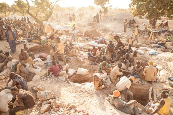 "Thời gian làm việc dài, công việc nguy hiểm và nhiều người đã thiệt mạng", Brown cho hay.