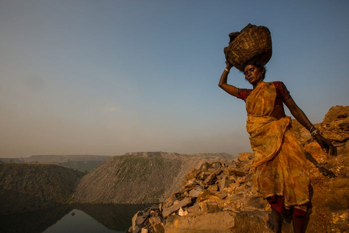 Việc đi bộ ra khỏi mỏ than rất nguy hiểm. Ảnh chụp tại mỏ than ở Jharkhand năm 2013.