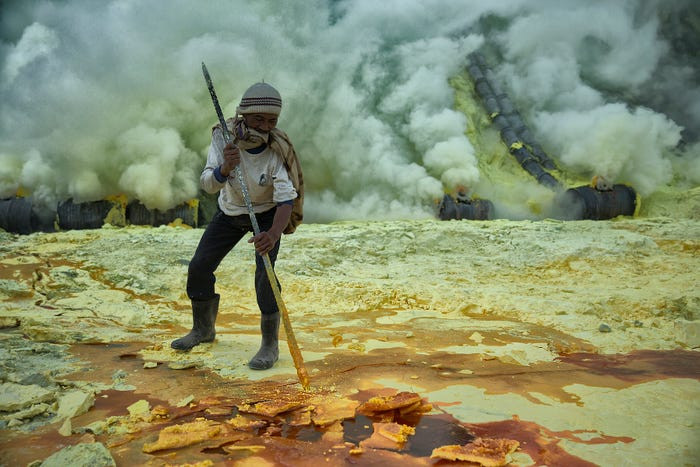 Những người thợ mỏ này phải cắn chặt chiếc khăn để ngăn khí độc vào miệng. Có thể nói, nhiều lao động đã đặt cược tính mạng của họ khi làm việc trong những nơi làm việc nguy hiểm như thế này.