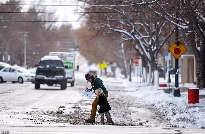 Theo thống kê, đã có ít nhất 600 chuyến bay bị hủy và hơn 4.000 chuyến bị hoãn lại trên toàn nước Mỹ do ảnh hưởng của bão tuyết.