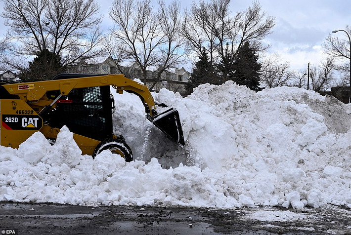Xe dọn tuyết trong một bãi đỗ xe ở phía tây Denver, Colorado. Một số khu vực gần Denver tuyết rơi dày tới 60 cm đúng dịp Lễ Lạ ơn.