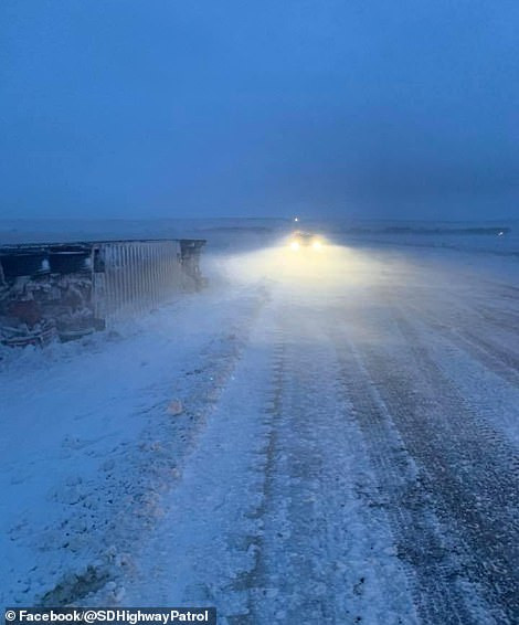 Tuyết rơi dày tại các bang như Colorado, Utah và Arizona,... đã khiến hàng loạt chuyến bay bị hủy hoặc hoãn chuyến.