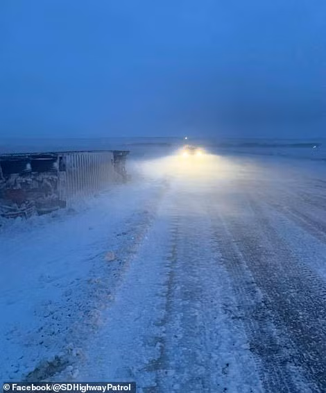 Tuyết rơi dày tại các bang như Colorado, Utah và Arizona,... đã khiến hàng loạt chuyến bay bị hủy hoặc hoãn chuyến.