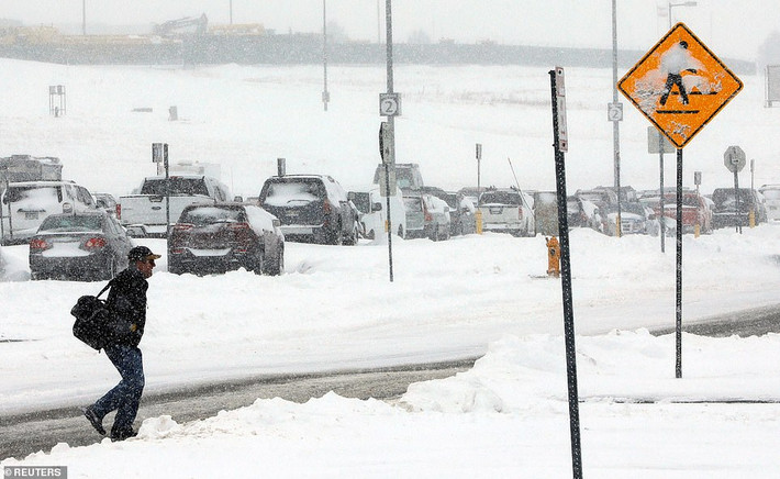 Tuyết rơi dày tới 60 cm khiến nhiều tuyến đường không thể đi lại được. Dự báo, bão tuyết sẽ tiếp tục gây ảnh hưởng tại nhiều khu vực ở nước Mỹ trong những ngày tới.