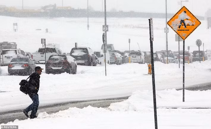 Tuyết rơi dày tới 60 cm khiến nhiều tuyến đường không thể đi lại được. Dự báo, bão tuyết sẽ tiếp tục gây ảnh hưởng tại nhiều khu vực ở nước Mỹ trong những ngày tới.