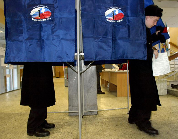 Tiếp đến, Tổng thống Putin tái đắc cử nhiệm kỳ tổng thống thứ hai vào ngày 14/3/2004 với 71% số phiếu ủng hộ và tiếp tục trở thành người đứng đầu nước Nga cho đến năm 2008.