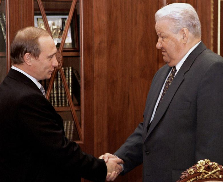 Sau khi Tổng thống Yeltsin (phải) từ chức vào tháng 12/1999, ông Putin được chỉ định trở thành tổng thống lâm thời của nước Nga.