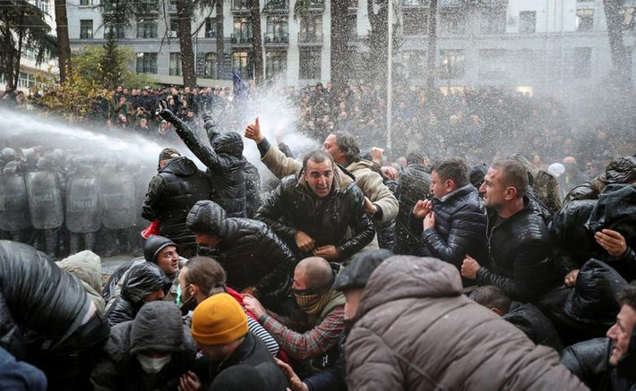 Georgia: Cảnh sát chống bạo động sử dụng vòi rồng để giải tán đám đông trong cuộc biểu tình phản đối chính quyền và yêu cầu tổ chức bầu cử quốc hội sớm tại Tbilisi ngày 18/11.