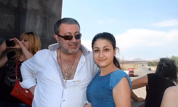 Kết luận điều tra khám nghiệm pháp y cho thấy, Mikhail là tội phạm tình dục nhắm vào trẻ em có xu hướng bạo lực, đặc biệt nhắm vào "chính các con gái của ông ta". Ảnh: Mikhail Khachaturyan và cô con gái đầu, Krestina. Ảnh: Daily Mail. 