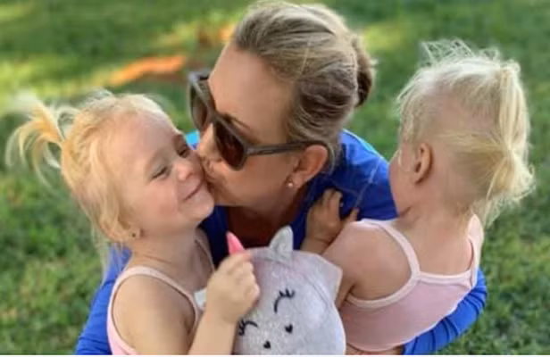 Daily Mail đưa tin, nữ bác sĩ Lauren Dickason chính là người mẹ bị nghi sát hại 3 con gái ở thị trấn Timaru, hôm 16/9. Nạn nhân là bé gái 6 tuổi Liane và hai bé sinh đôi 2 tuổi, Maya và Karla. Ảnh: Lauren bên hai con gái sinh đôi. Ảnh: News.com.