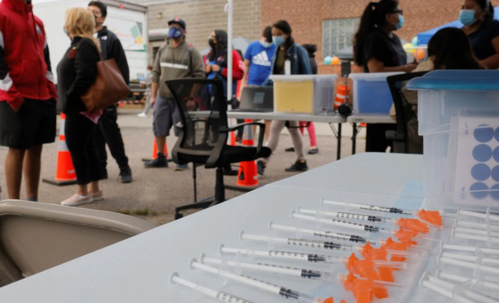 “Chúng tôi kết luận rằng, cần phải tiêm nhắc lại để tối đa hóa khả năng bảo vệ của vắc xin”, tuyên bố chung cho biết. Ảnh: Reuters.