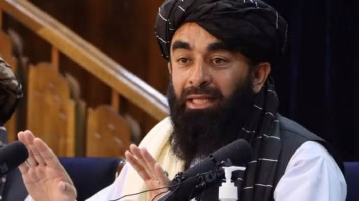 "Taliban đã tuyên bố ân xá cho những người từng làm việc cho chính quyền cũ. Cái chết của cô ấy là do 'thù hằn cá nhân hoặc một nguyên nhân nào khác", Mujaheed (ảnh) nói thêm. Ảnh: EPA.