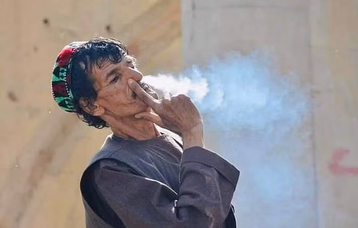 Được biết, Nazar thường chọc tức Taliban thông qua các bài hát và điệu nhảy, trong đó có một số clip được đăng trên tài khoản TikTok của ông. Ảnh: Daily Mail.