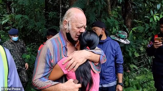 Leonard, đến từ Hastings (Anh), chia sẻ ông "chưa bao giờ cảm thấy hạnh phúc đến thế" sau khi được giải cứu và đoàn tụ với vợ. 