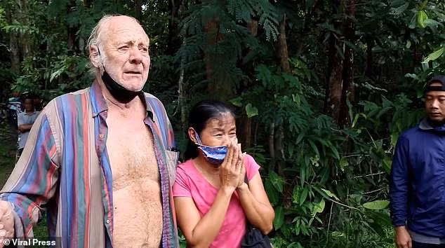 Trong 3 ngày ở rừng rậm không có thức ăn, ông Leonard sống sót nhờ uống nước mưa. 