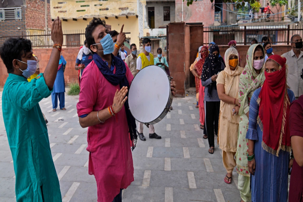 Tình nguyện viên biểu diễn trong chiến dịch nâng cao nhận thức của người dân về vắc xin phòng COVID-19 ở làng Nizampur.