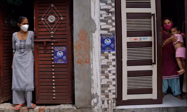 Ấn Độ đang cố gắng đẩy nhanh chiến dịch tiêm chủng cho người dân nước này. Tuy nhiên, những hạn chế về nguồn cung vắc xin khiến các chuyên gia cho rằng khó có khả năng Ấn Độ đạt được mục tiêu tiêm chủng cho tất cả người trưởng thành vào cuối năm nay.