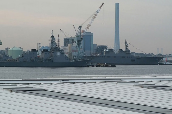 Thực tế các tàu Hyuga lớn hơn tàu khu trục và giống với các tàu sân bay hạng nhẹ dành cho các máy bay cánh cố định.