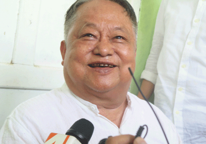 Rạng sáng ngày 5/2, ông Win Htein (ảnh), người được coi là "cánh tay phải" của Cố vấn nhà nước Myanmar Aung San Suu Kyi, đã bị các sĩ quan cảnh sát đưa lên xe hơi từ Yangon đến thủ đô Naypyidaw. Ảnh: MT.