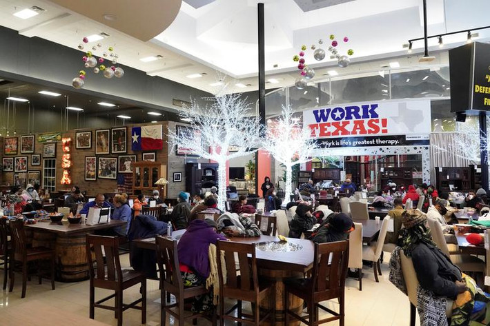 Cửa hàng Gallery Furniture trở thành nơi "lánh nạn" cho nhiều người dân ở Houston khi tình trạng mất điện, nước vẫn tiếp diễn.