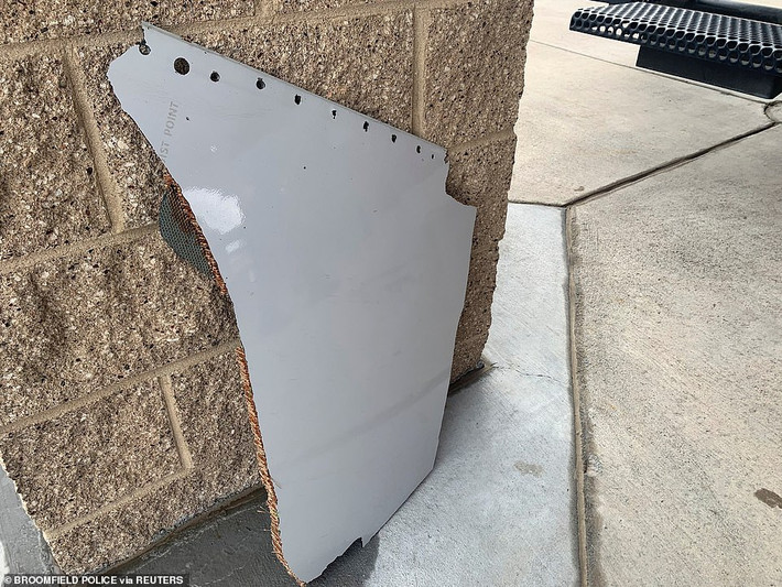 Một mảnh vỡ máy bay rơi xuống khu dân cư.