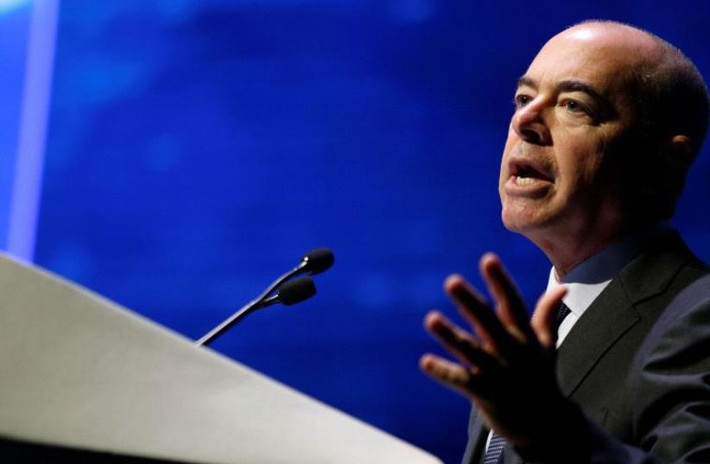 Về đời tư, ông Bộ trưởng Mayorkas kết hôn với bà Tanya. Họ có hai người con gái. Ảnh: JP.