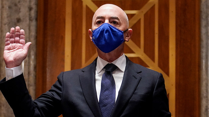 Ngày 2/2/2021, Thượng viện Mỹ đã xác nhận đề cử ông Alejandro Mayorkas làm Bộ trưởng An ninh Nội địa Mỹ. Sau khi tuyên thệ nhậm chức, ông Mayorkas trở thành người nhập cư Latinh đầu tiên trong lịch sử Mỹ nắm giữ chức vụ này. Ảnh: NPR.