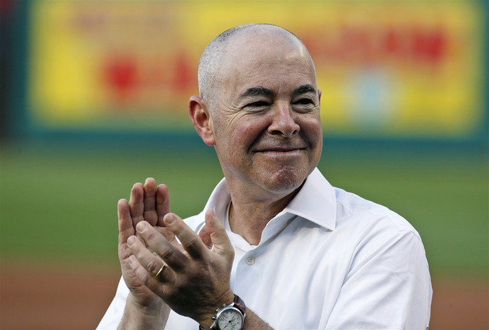 Ông tốt nghiệp cử nhân trường Đại học California ở Berkeley vào năm 1981 và nhận bằng Luật của Trường Luật Loyola vào năm 1985. Ảnh: AP.