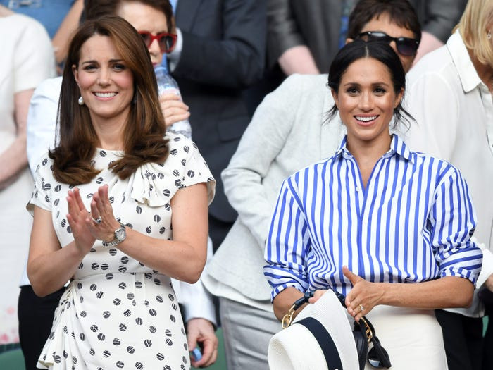 Bức ảnh này chụp vào tháng 7/2018 khi Meghan Markle và chị dâu, Công nương Kate Middleton, theo dõi trận đấu quần vợt của Serena Williams.