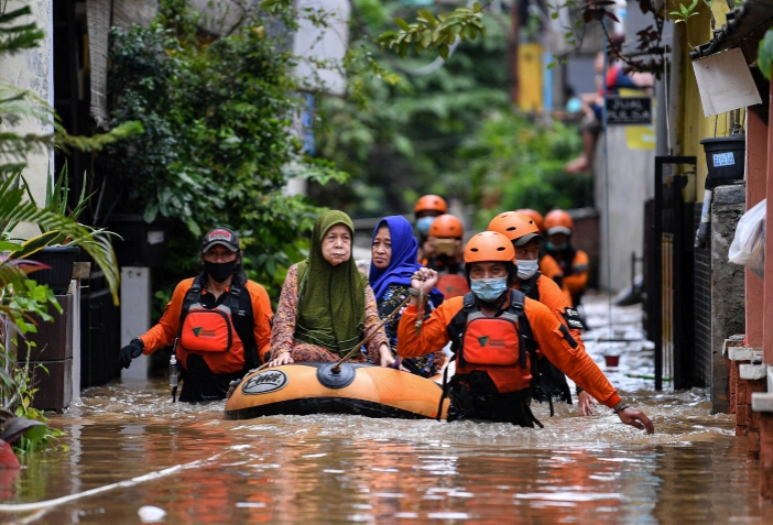 Tính đến ngày 21/2, 1.722 người dân thủ đô vẫn đang sơ tán tại 10 điểm di tản. Chính quyền thành phố đã cử lực lượng y tế đến các điểm sơ tán để xét nghiệm COVID-19 nhanh cho người dân.