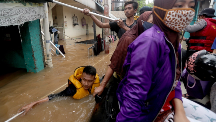 Lũ lụt xảy ra vào thời điểm Indonesia vẫn đang phải vật lộn đối phó với đại dịch COVID-19.