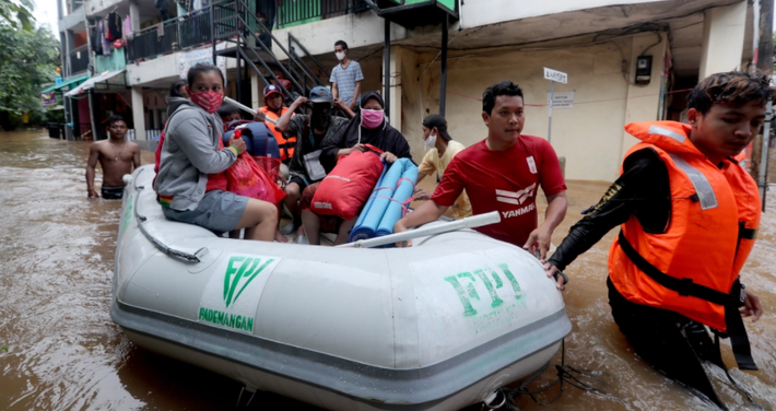 Lực lượng cứu hộ Indonesia sơ tán người dân ra khỏi khu vực ngập lụt.