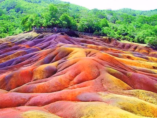 Đồng bằng Chamarel ở Mauritius nổi tiếng với một vùng đất nhỏ với những đụn cát 7 màu vô cùng đặc biệt. Ảnh: TA.