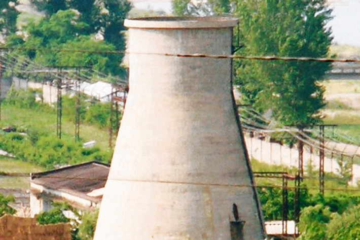 Được biết, Triều Tiên từng hai lần đồng ý ngừng các hoạt động hạt nhân và để thanh sát viên quốc tế tới kiểm tra các cơ sở trong khu tổ hợp Yongbyon vào giữa những năm 1990 và giữa những năm 2000, nhằm đổi lấy viện trợ. Tuy nhiên, trong cả hai lần này Triều Tiên đều hủy bỏ cam kết sau khi bất đồng về cách thức thực thi thỏa thuận. Ảnh: WSJ.