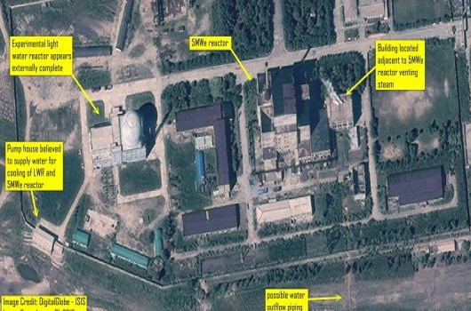 Cơ sở hạt nhân Yongbyon bị đóng cửa từ tháng 10/2007 theo một thỏa thuận trên bàn đàm phán 6 bên, bao gồm Trung Quốc, Nga, Mỹ, Nhật Bản, Hàn Quốc và Triều Tiên. Vào năm 2008, Triều Tiên đã phá hủy một tháp làm mát tại tổ hợp này. Ảnh: CNBC.